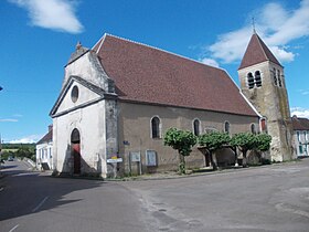 Fotografia a colori di una chiesa all'incrocio di due strade