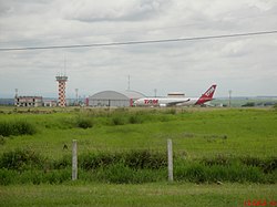 Aeroporto de São Carlos visto da Rod. Engenheiro Thales de Lorena Peixoto Júnior-SP-318. O Aeroporto Estadual de São Carlos - Mário Pereira Lopes foi construído na década de 1970, pela Companhia Br - panoramio.jpg