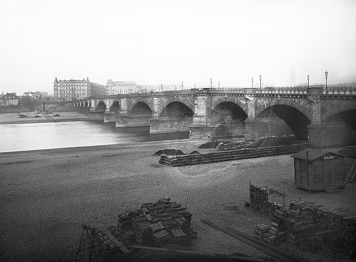 Albertbrücke (1875-1877; C. Manck). Ansicht vom Altstädter Ufer, um 1890