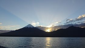 Amanecer sobre el Lago LLanquihue y Volcán Osorno, vista desde la costanera de Puerto Varas.JPG