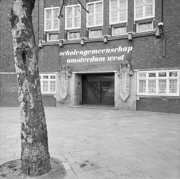 File:Ambachtsschool, ingang - Amsterdam - 20015888 - RCE.jpg