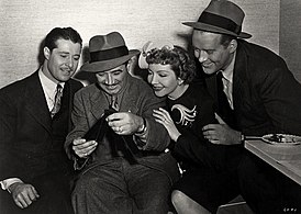 Don Amici, Joseph Valentine, Claudette Colbert ja Dick Foran elokuvan The Coming Wife (1945) kuvauksissa