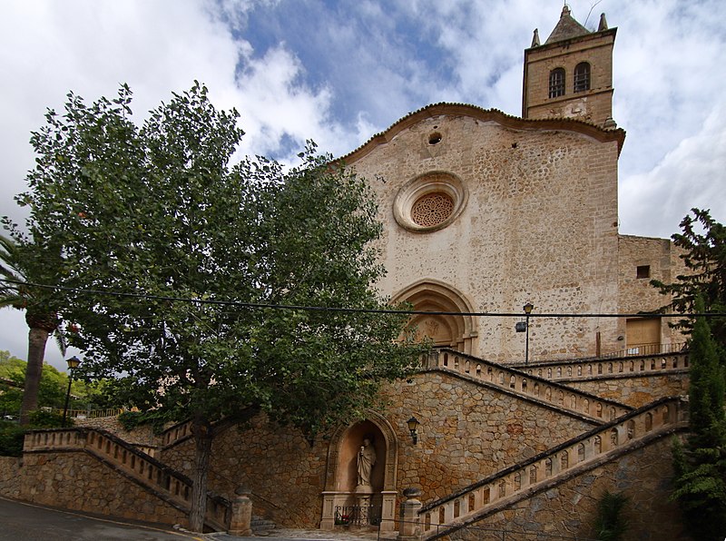 File:Andratx, Iglesia de Santa María de Andratx, fachada pincipal, 04.jpg