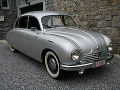Driekwart vooraanzicht van een grijze vintage auto.