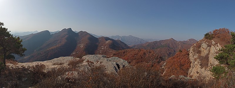 File:Autumn Red-Mountains Series - 3rd Going to the top of mountains - Right on the Peak (cropped).jpg