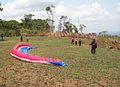 Parapentista preparando-se para decolar da Serra do Estrondo em Axixá do Tocantins, em Tocantins, no Brasil.