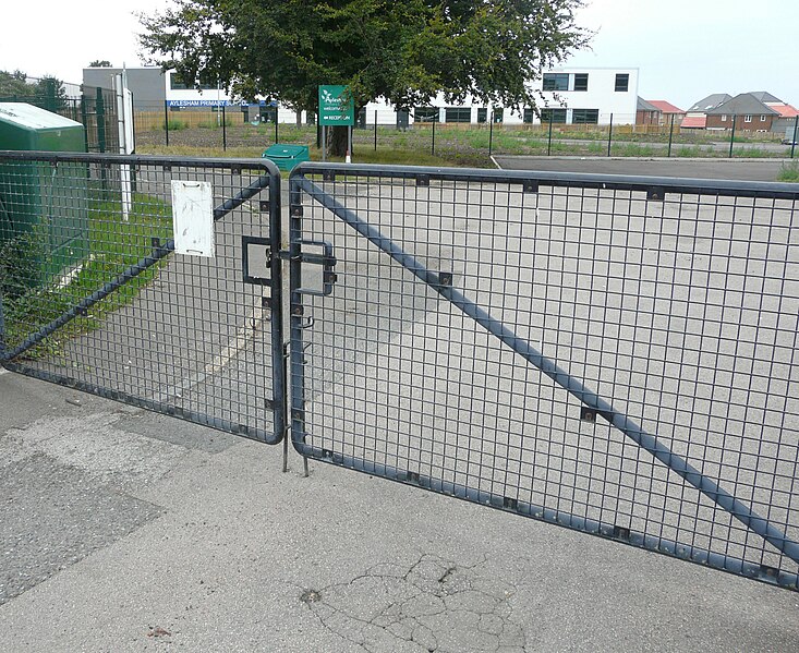 File:Aylesham Primary School - geograph.org.uk - 5917000.jpg