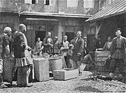 Luici Villarinin fotoşəklində XX əsrin əvvəllərində İrəvan bazarında azərbaycanlılar.