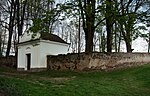 Běleč - židovský hřbitov - vstup + zeď.jpg