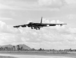 B-52D nähert sich U-Tapao 1972.jpg