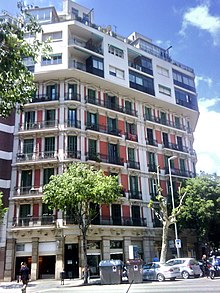 An example of real estate speculation during the Franco period: house with elevations at 339 Aragon Street, built in the 1960s. The change in legislation made it possible to increase the height of buildings in Eixample BCN-Arago339-remuntes.jpg