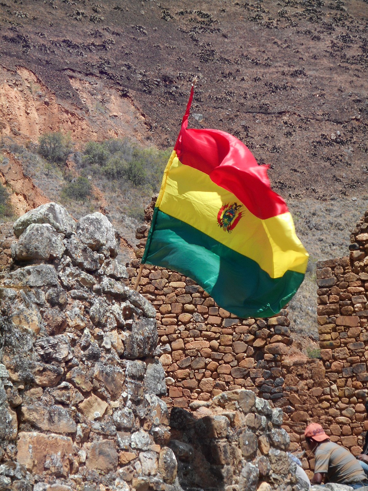 File Bandera De Bolivia Incrustada En El Muro De Piedra Jpg Wikimedia Commons