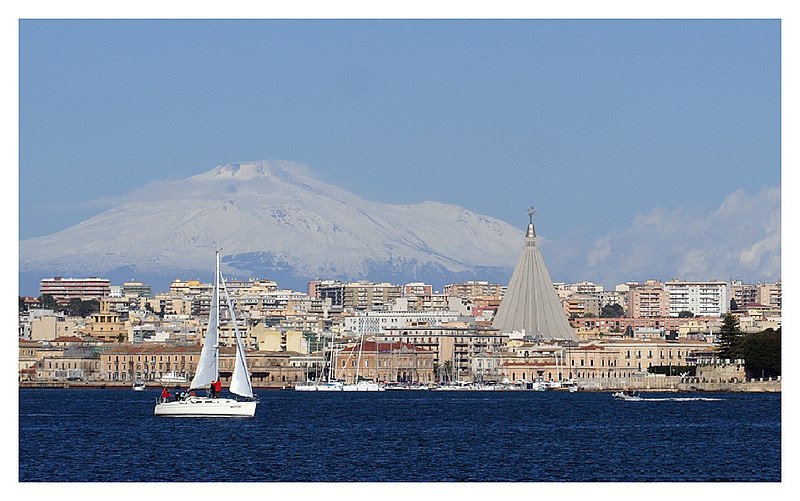 File:Barca a vela santuario ETNA nel porto grande di siracusa.jpg