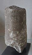 Fragment de bas de statuette avec inscription en élamite linéaire.