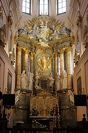 Um altar dourado com seis colunas maravilhosas e várias esculturas ao fundo