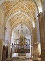 Interior de la nave lateral, con el retablo mayor pintado por Pedro Berruguete