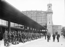 Soldaten im Ersten Weltkrieg, zu sehen ist einer der 1930 abgebrochenen Ecktürme