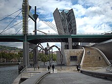 Torre del museo y puente de La Salve, construcción previa al proyecto a la que éste hubo de adaptarse.