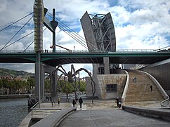 Torre del museo y puente de La Salve, construcción previa al proyecto a la que éste hubo de adaptarse.