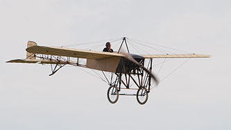 English: Mikael Carlson's Blériot XI/Thulin A 1910 (first takeoff after restoration: 1991, 7-cylinder Gnôme-Omega 50 hp rotary engine). Deutsch: Mikael Carlsons Blériot XI/Thulin A 1910 (Erstflug nach Restaurierung: 1991, 7-Zylinder Gnôme-Omega 50 PS Sternmotor).