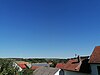 Blick über Gansheim nach Nordosten; im Hintergrund sind die Windkraftanlagen Ammerfeld und Kienberg zu sehen