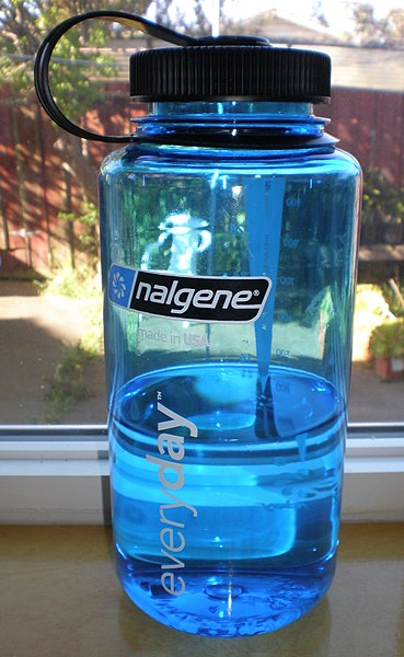 File:Blue 1000 ml Nalgene everyday wide mouth bottle 2.JPG