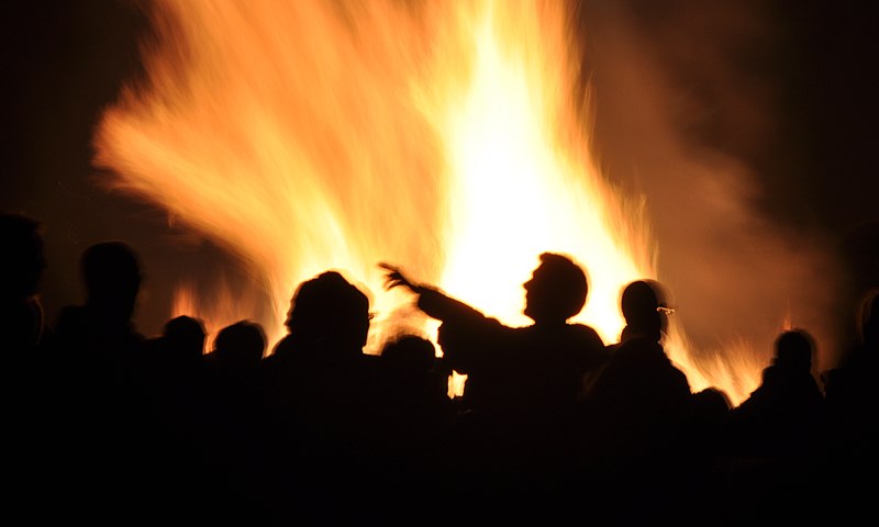 File:Bonfire Silouette (6319344331).jpg