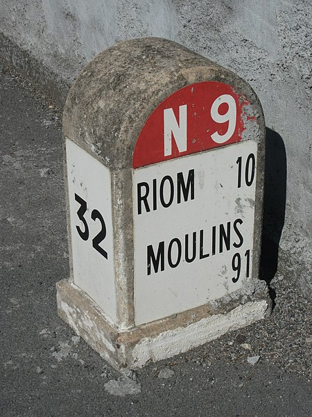 File:Borne N 9 PK 32 (Clermont-Ferrand) face Riom 2015-09-07.JPG