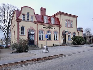 Fotografi från 2024 av Bräknebygdens kulturhus som ursprungligen var Bräkne-Hoby kommunhus.