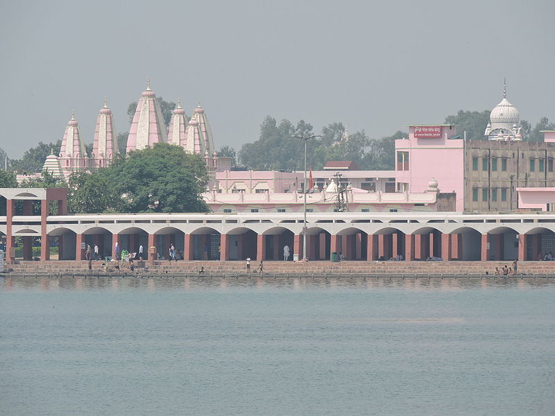 File:Brahama Sarovar,Kurukshtra.JPG