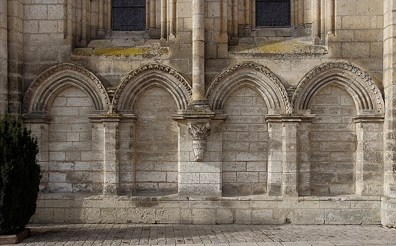 File:Brantôme 24 Église-St-Pierre Arcature 2013.jpg