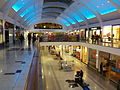 Centro comercial de Brighton.  Vista para dentro.