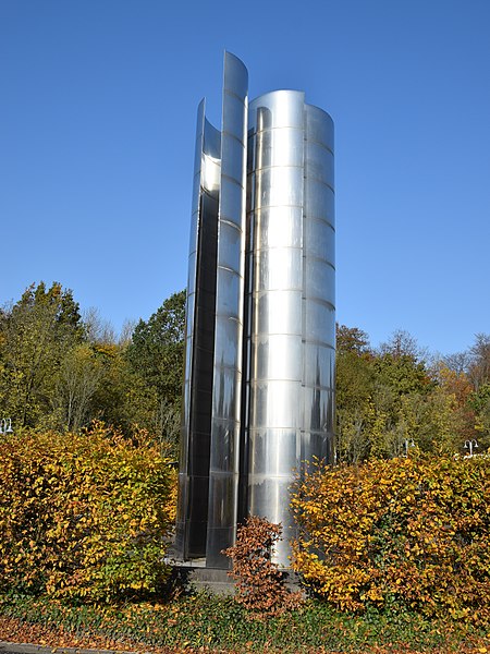 File:Brunnen Skulptur UKGM Marburg.jpg