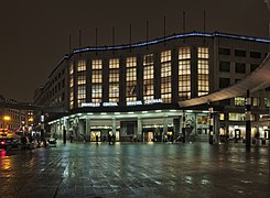 Bruxelles Central - Brussel Centraal train station entrance from Carrefour de l'Europe on a December evening (astronomical twilight).jpg
