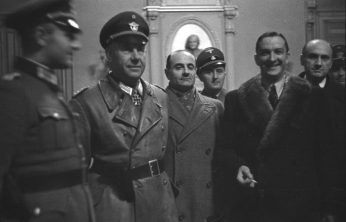 René Bousquet (avec col de fourrure) entouré notamment de Bernhard Griese et du préfet Antoine Lemoine, à l'hôtel de ville de Marseille, pendant la rafle de Marseille, janvier 1943.