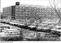 Bundesarchiv Bild 183-1983-0301-300, Rostock, Direktionsgebäude, Parkplatz.jpg