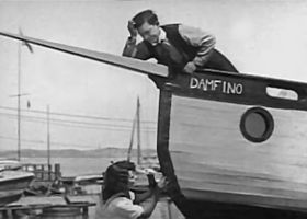 Buster Keaton Sybil Seely The Boat skärmdump 1 christening.jpg