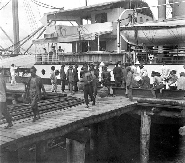 Chinese labourers froon Shantou disembarking from 's Jacob at Belawan to work on Sumatran tobacco plantations, about 1907–15