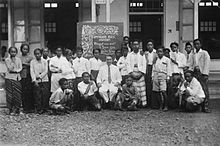 Students of HIS Sumenep in 1934 COLLECTIE TROPENMUSEUM Groepsportret voor het gebouw van de openbare H.I.S. Soemenep Madura TMnr 60024369.jpg