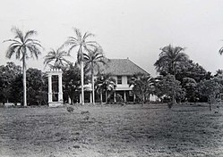 Rumah tuan tanah Cengkareng yang dibangun tahun 1760 (foto diambil tahun 1920-1935)