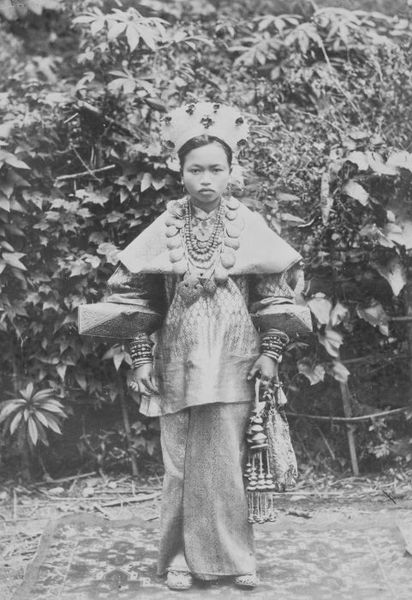 File:COLLECTIE TROPENMUSEUM Portret van een Minangkabau vrouw uit Soengei Poear in bruidskleding TMnr 60043235.jpg