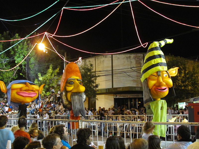 File:Cabezudos en el Carnaval de Lincoln.jpg