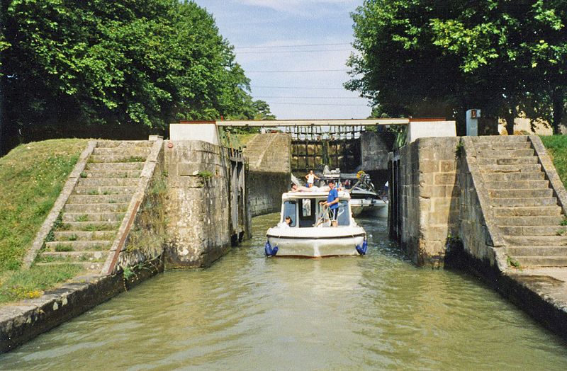 File:Canal du Midi between Carcassone and Narbonne - panoramio (1).jpg