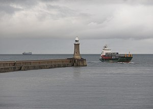 English: Cargo vessel enters the River Tyne