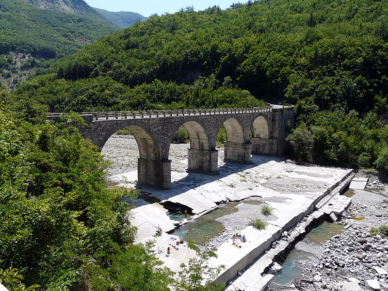 File:Carrega Ligure-ponte sul Carreghino1.jpg