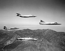 Vergleich: F-104 (links) mit einer F-100 (Mitte unten), F-101 (Mitte oben) und F-102 (rechts) im Mai 1957