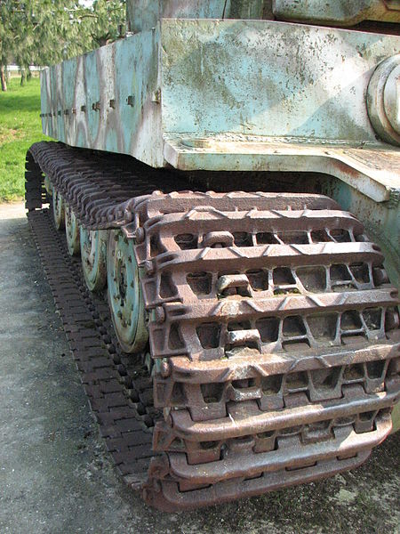 File:Char Tigre de Vimoutiers 2012-02 tank track 4.JPG