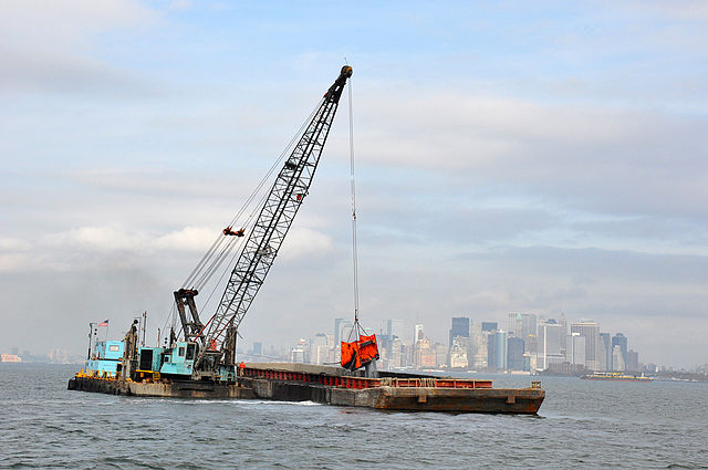 640px-Clamshell_dredging_in_New_York_and