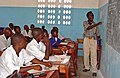 Una classe in una scuola secondaria ricostruita a Pendembu in Sierra Leone