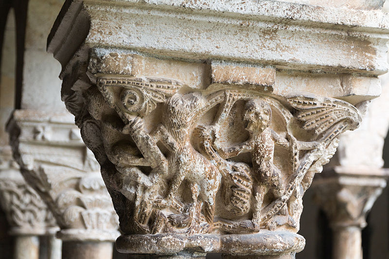 File:Cloître de la cathédrale Saint Lizier-Chapiteau (Bêtes sauvages)-20150502.jpg